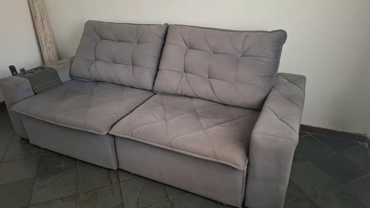 Sofá retrátil na cor cinza
