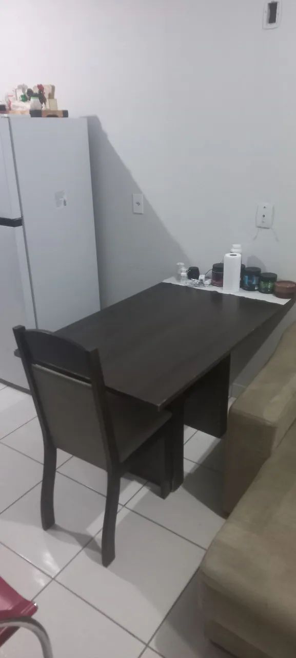 Mesa de jantar com 5 cadeiras 