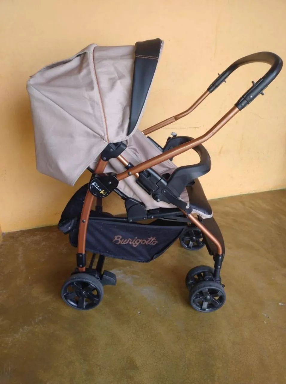 Carrinho de Bebê Burigotto com bebê conforto 
