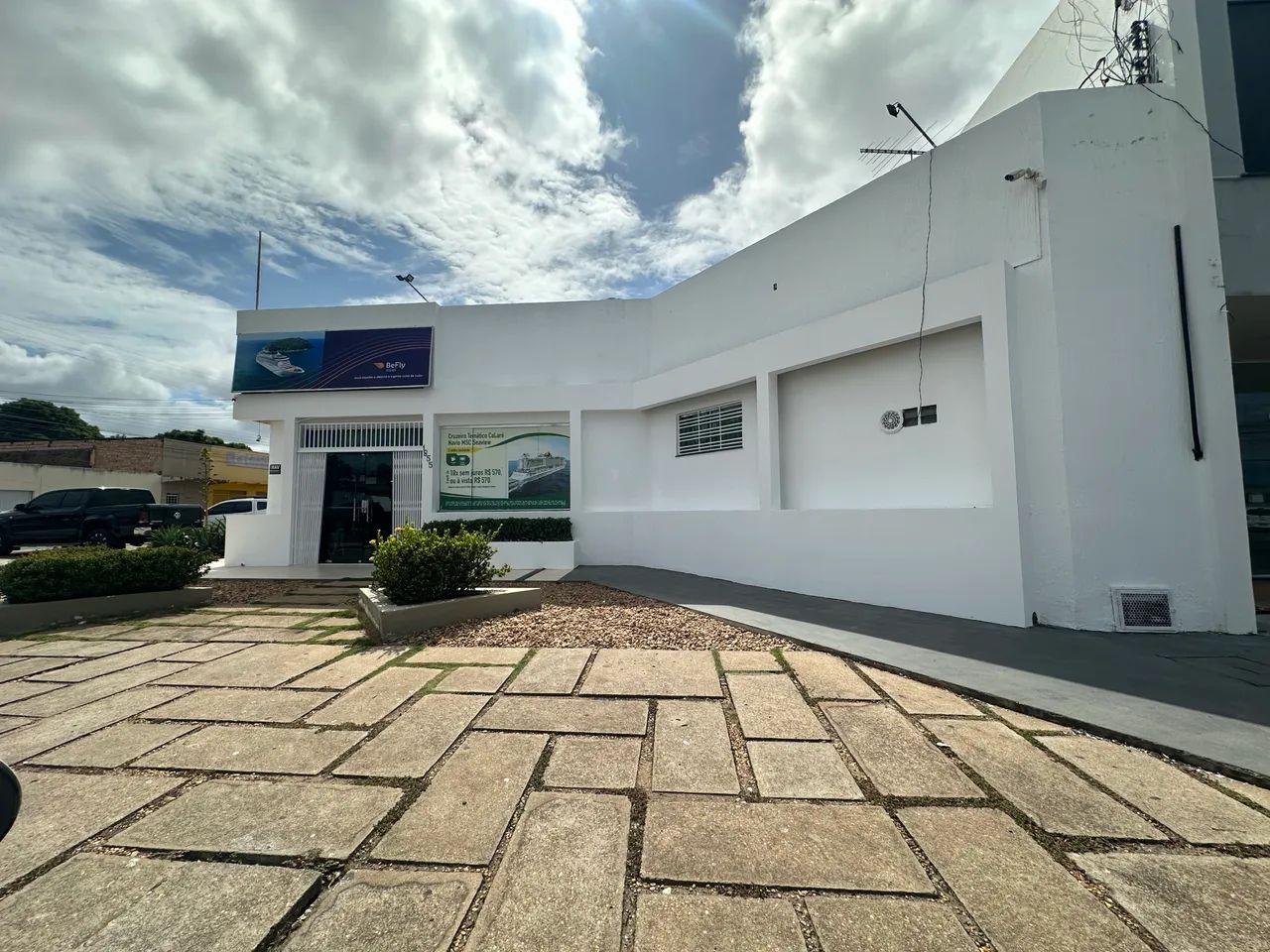 Locação. Imóvel na esquina da Av Major Williams com Rua Gal. Penha Brasil