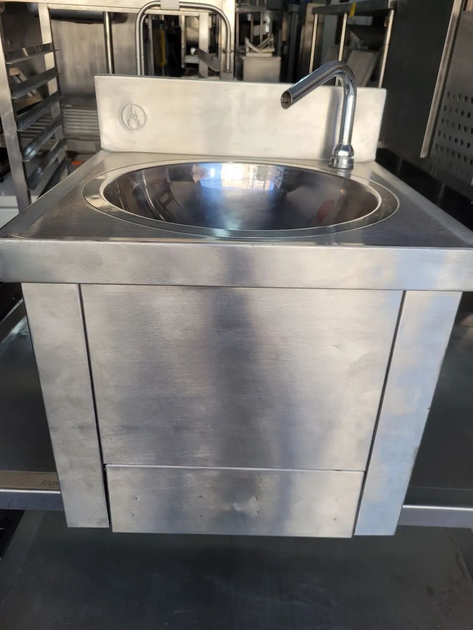 Pia inox com acionamento de joelho  - Foto 5