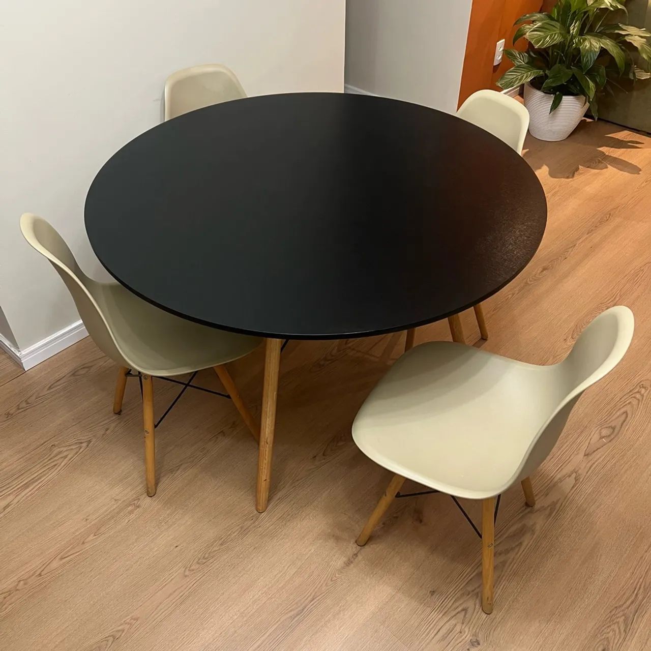 Mesa e cadeiras 120cm Eames Eiffel