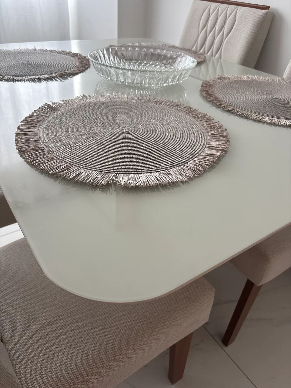 Mesa de Jantar 4 Lugares com Tampo de Vidro e 4 Cadeiras Estofadas - Foto 2