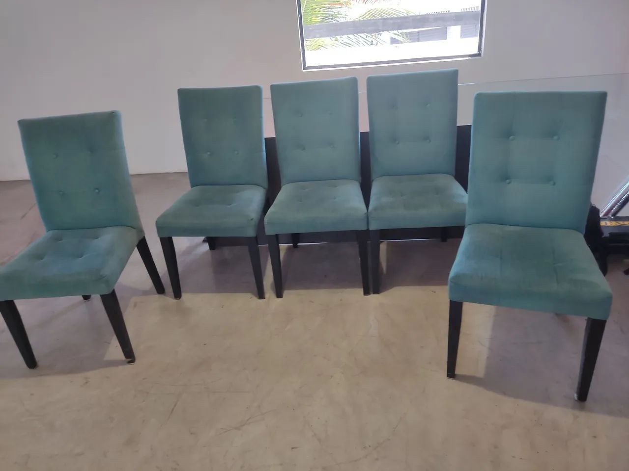 Cadeiras são 8 unidades 
