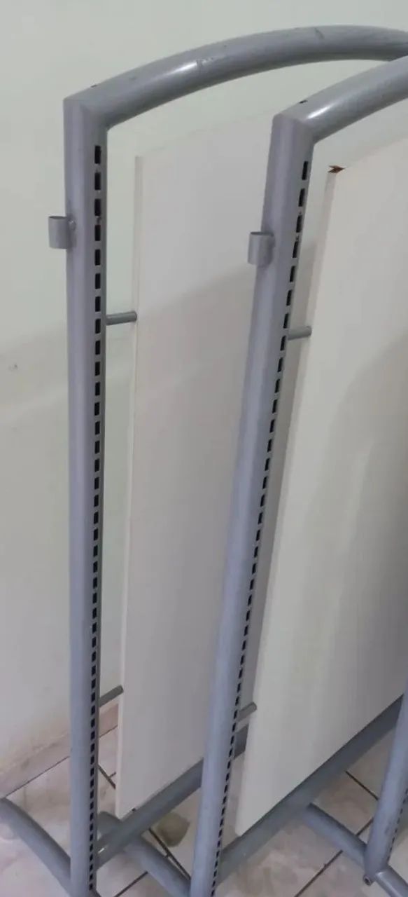 Araras Reforçadas C/ MDF No Centro P/ Loja De Roupas  - Foto 4