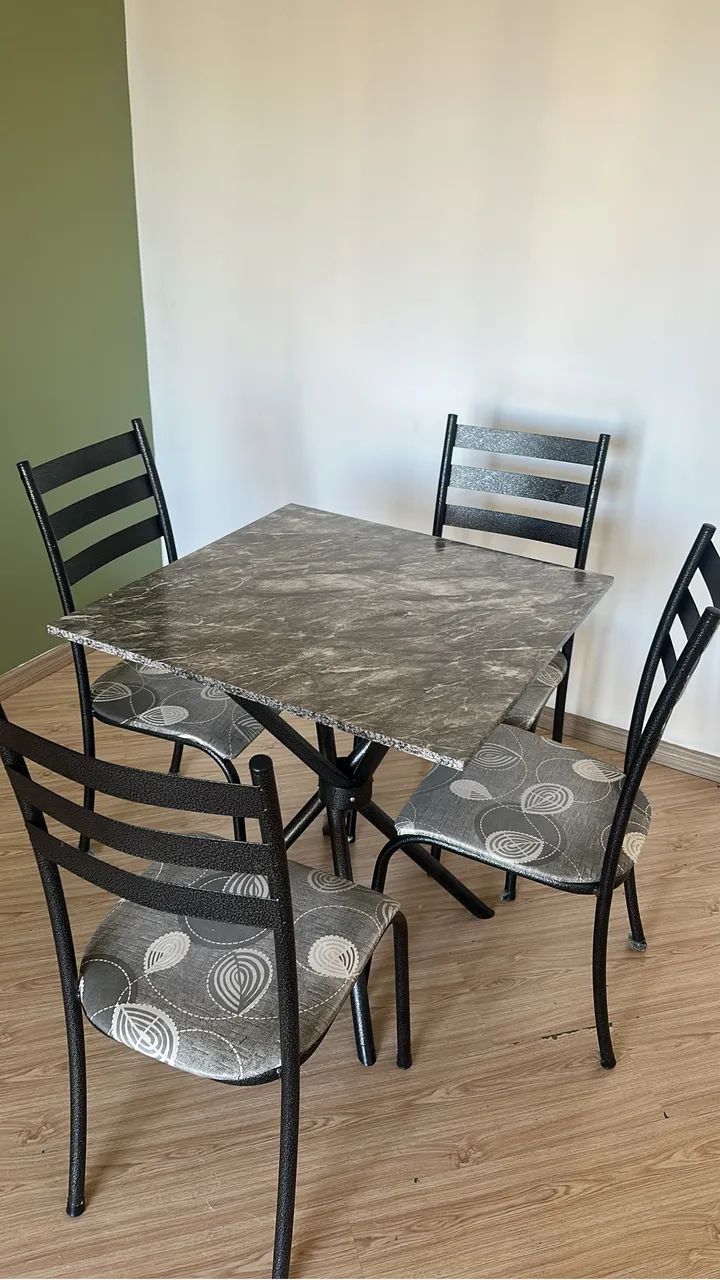 Mesa Quadrada com 4 Cadeiras - Excelente Estado! - Foto 3