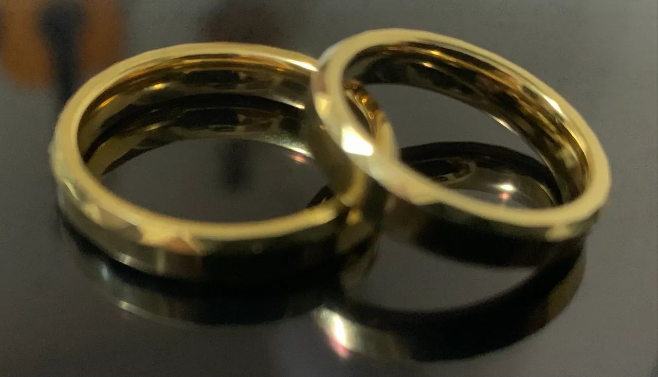 PAR DE ALIANÇAS SPLENDORI - TUNGSTÊNIO BANHADA A OURO  - Foto 2