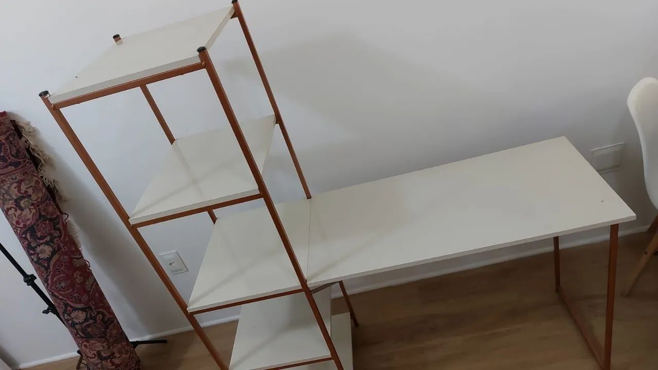 Mesa com estante / entrego em Florianópolis 