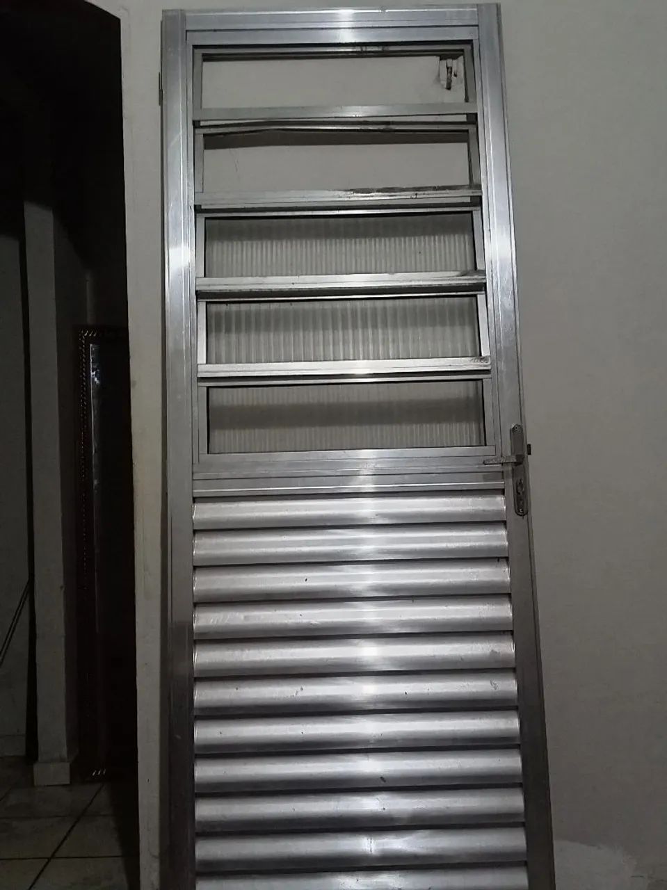 Porta de alumínio com caixilho - Foto 2