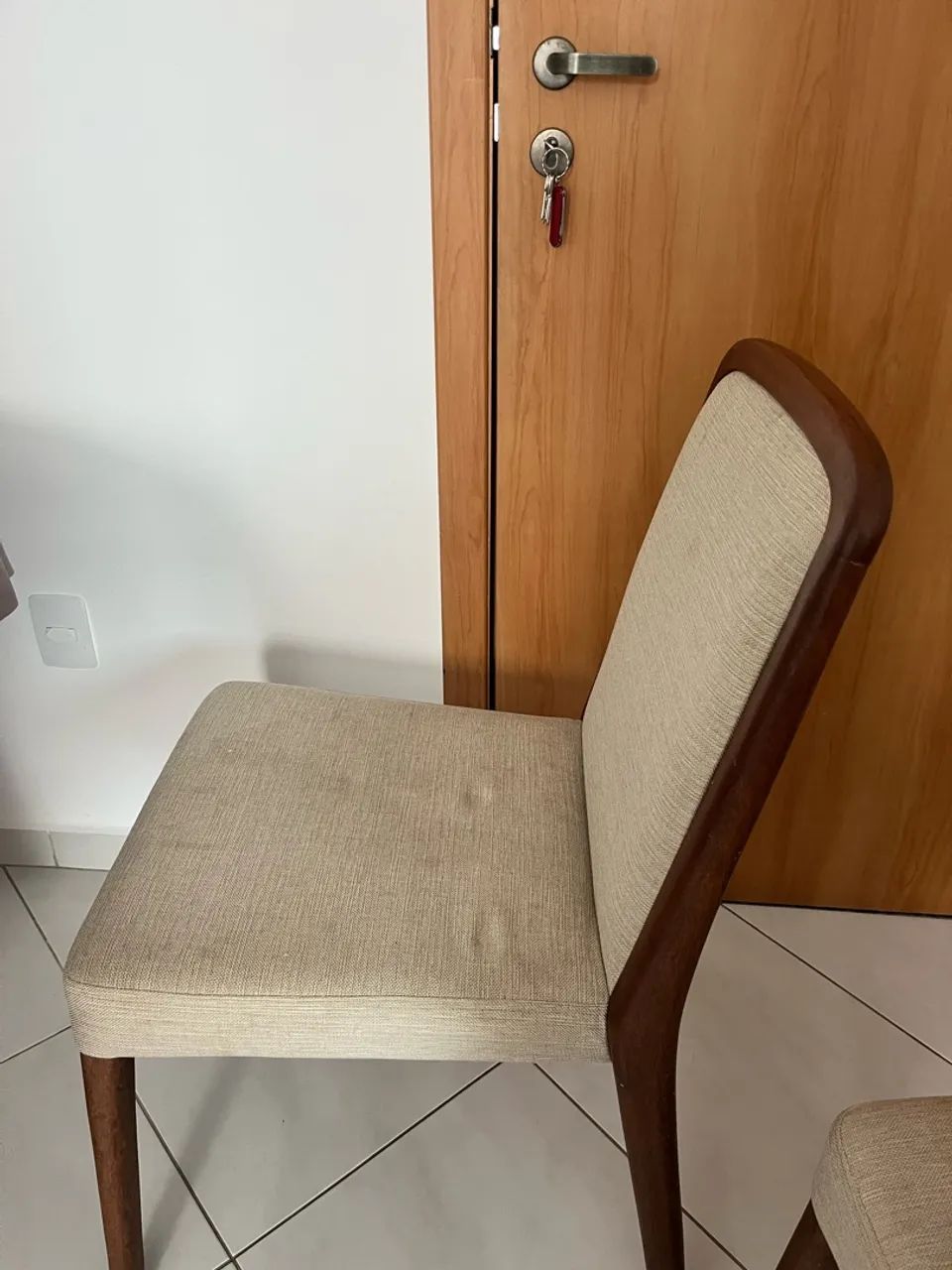 Mesa de madeira com 4 cadeiras  - Foto 4