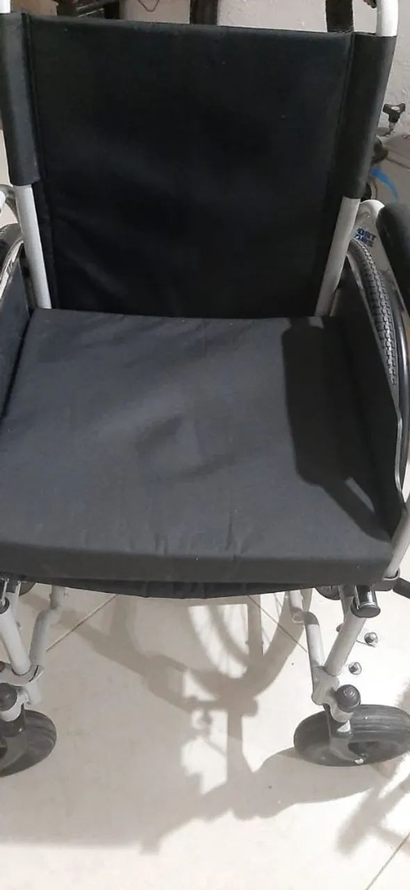 Cadeira de rodas semi nova  - Foto 3