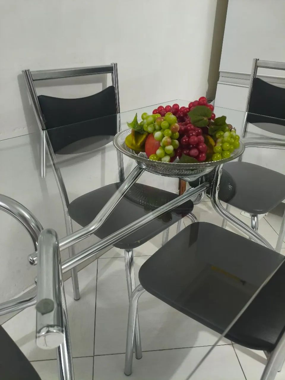 Mesa de Jantar de Vidro com 4 Cadeiras Cromadas - Linda, Moderna e Impecável! - Foto 3