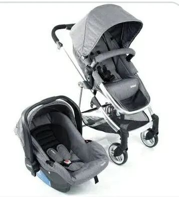Carrinho com bebê conforto 