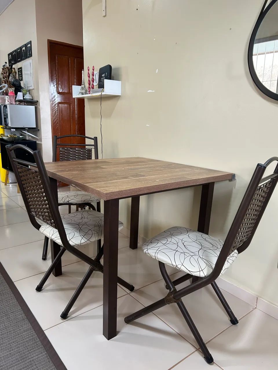 Mesa de jantar + três cadeiras - Foto 2