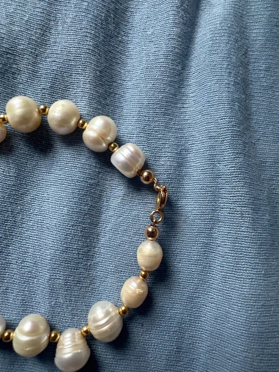 Pulseira pérolas meios e fecho dourado  - Foto 2