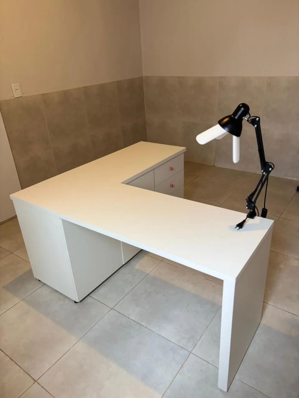 Cadeira slim  Mesa feita por marceneiro usada uma vez  Iluminaria pétala - Foto 2