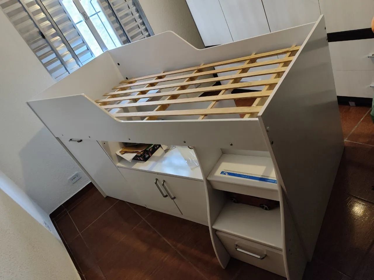 Cama com mesa 