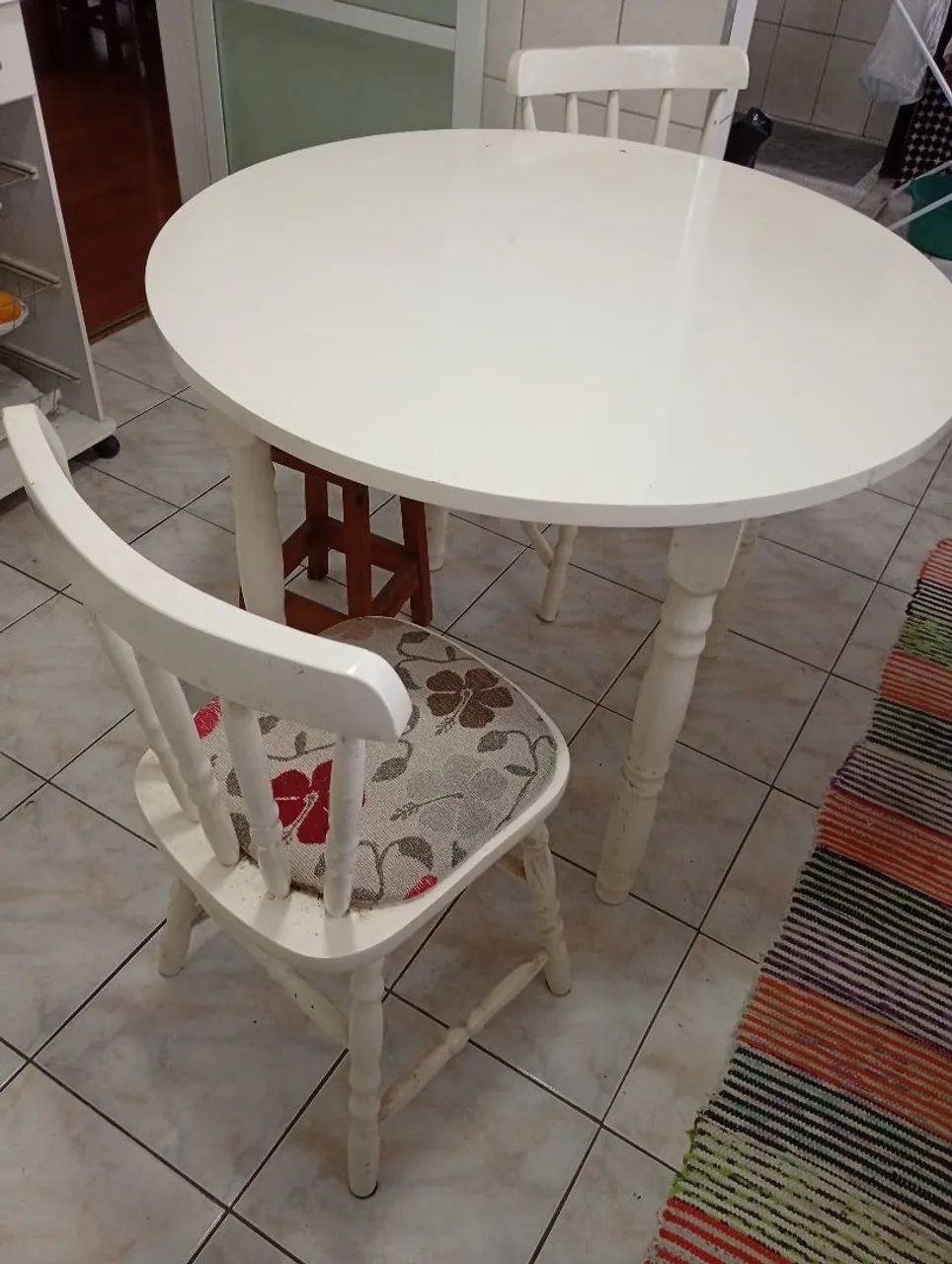 Mesa com duas cadeiras 