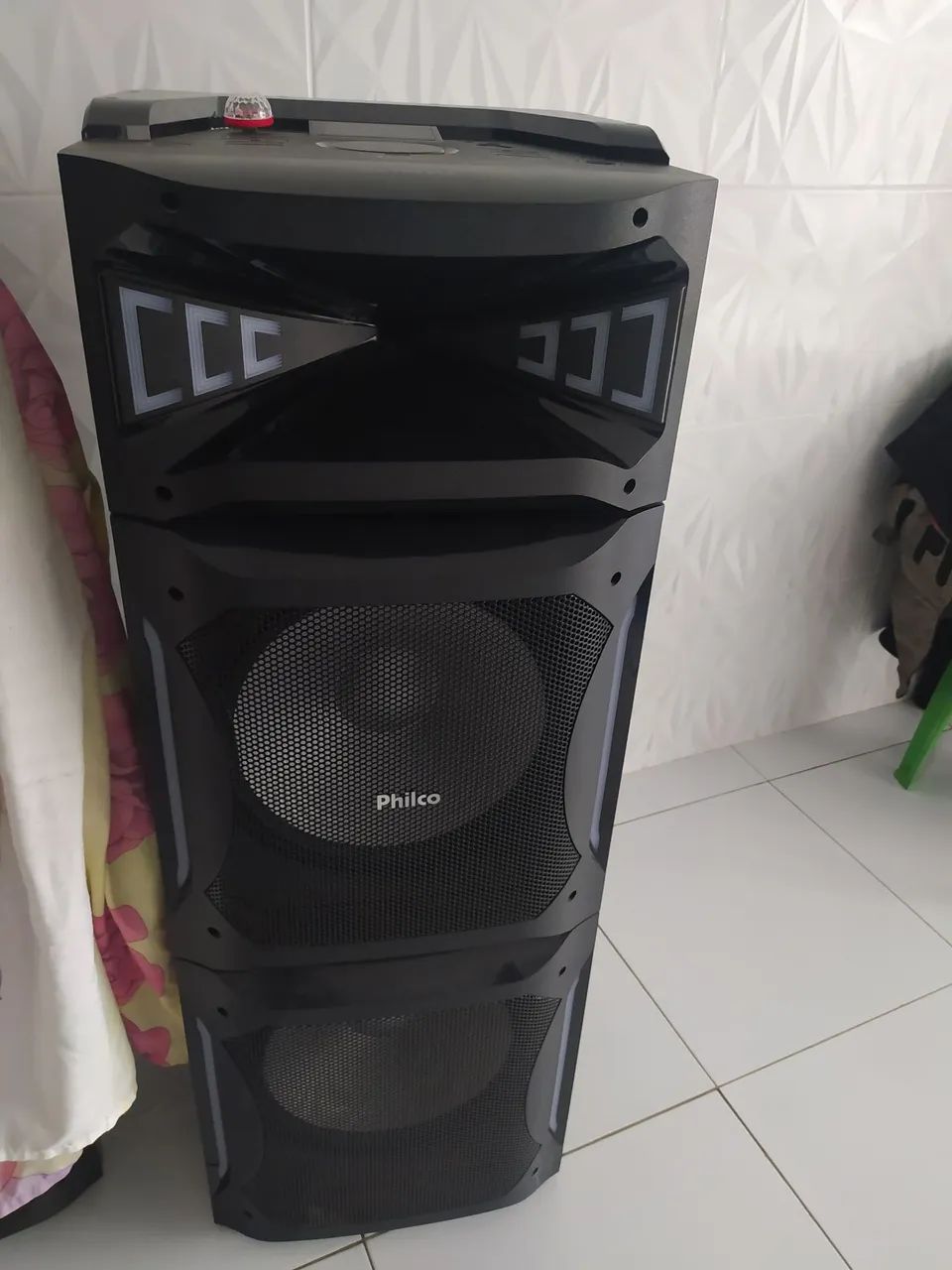 Caixa de som torre muito potente 