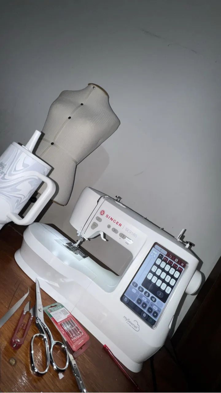 Máquina de costura  e bordado SINGER - Foto 2