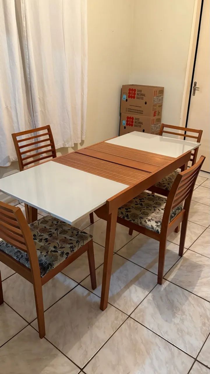 Mesa com tampo de vidro extensível com 4 cadeiras