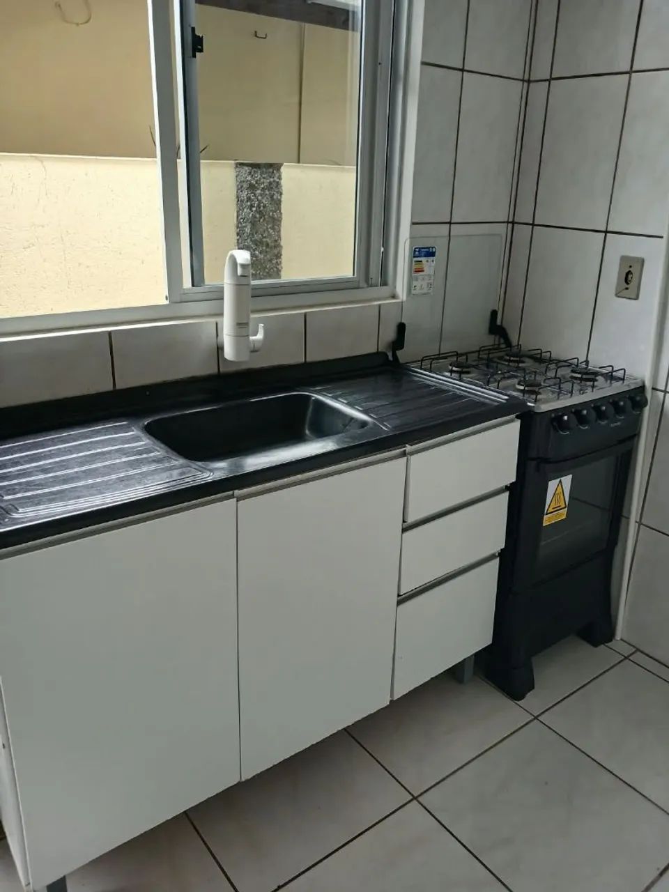 Kitnet mobiliada no Carianos