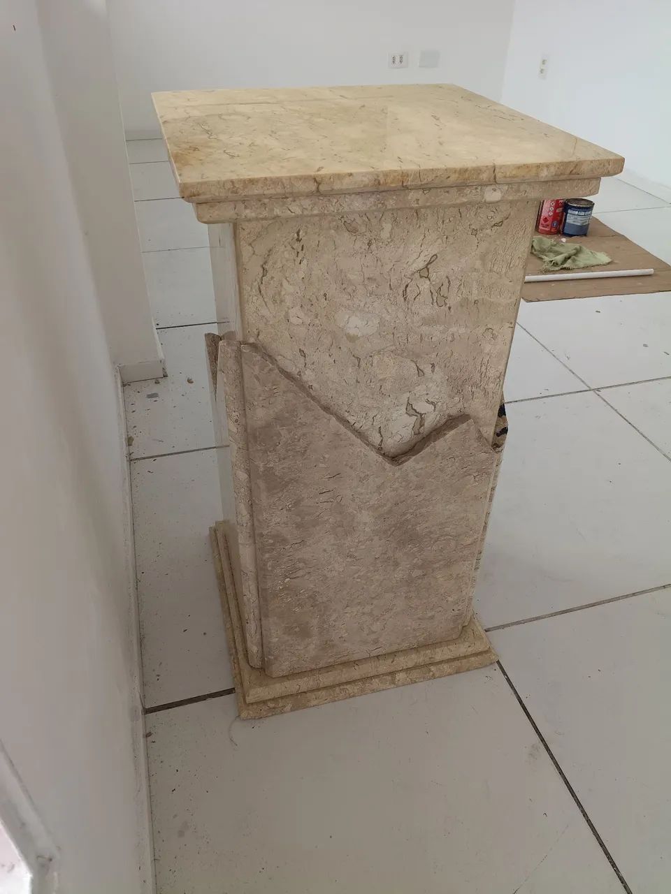 Mesa de mármore com tampo de vidro 