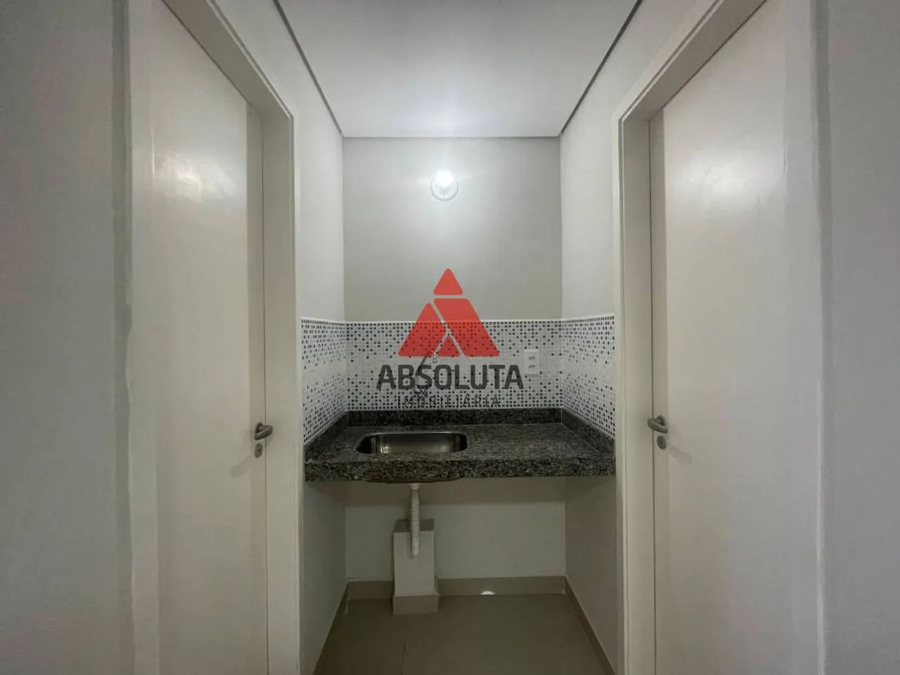 Sala Comercial com 43,61m² de área útil com 2 lavabos e 1 vaga coberta - Foto 4