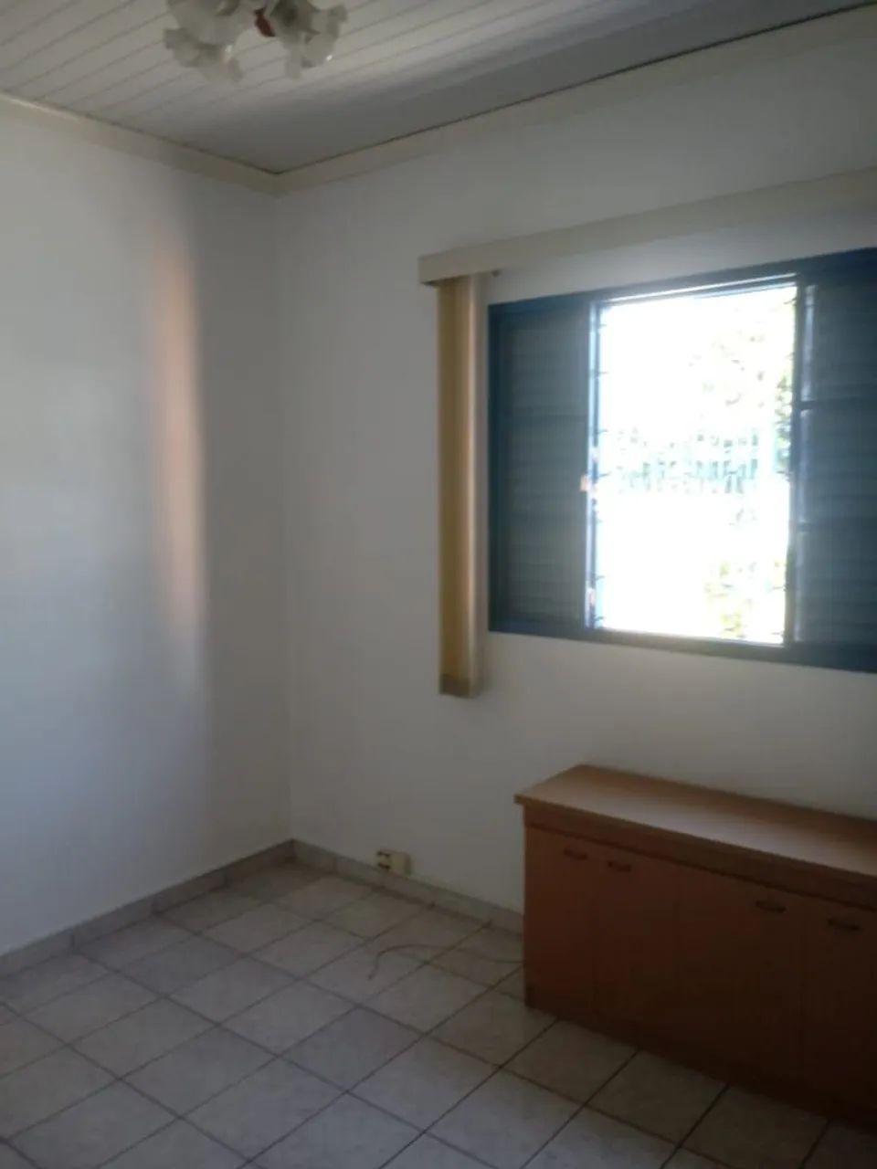 Casa gostosa,  ampla, arejada e iluminada com 3 dormitorios e 1 quarto extra  - Foto 4