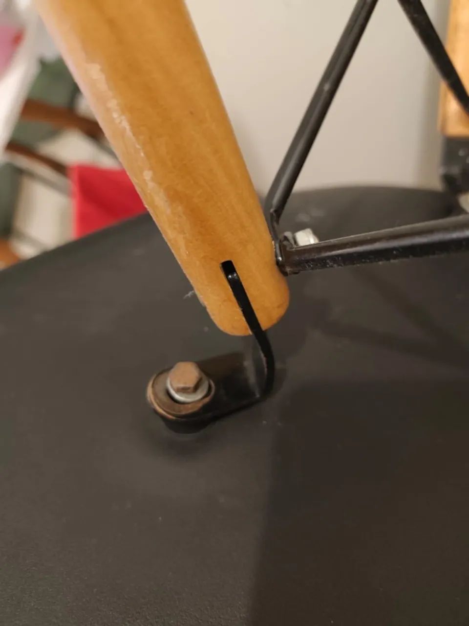 Conjunto de 4 cadeiras Eames - Pretas ( Usadas ) - Foto 3