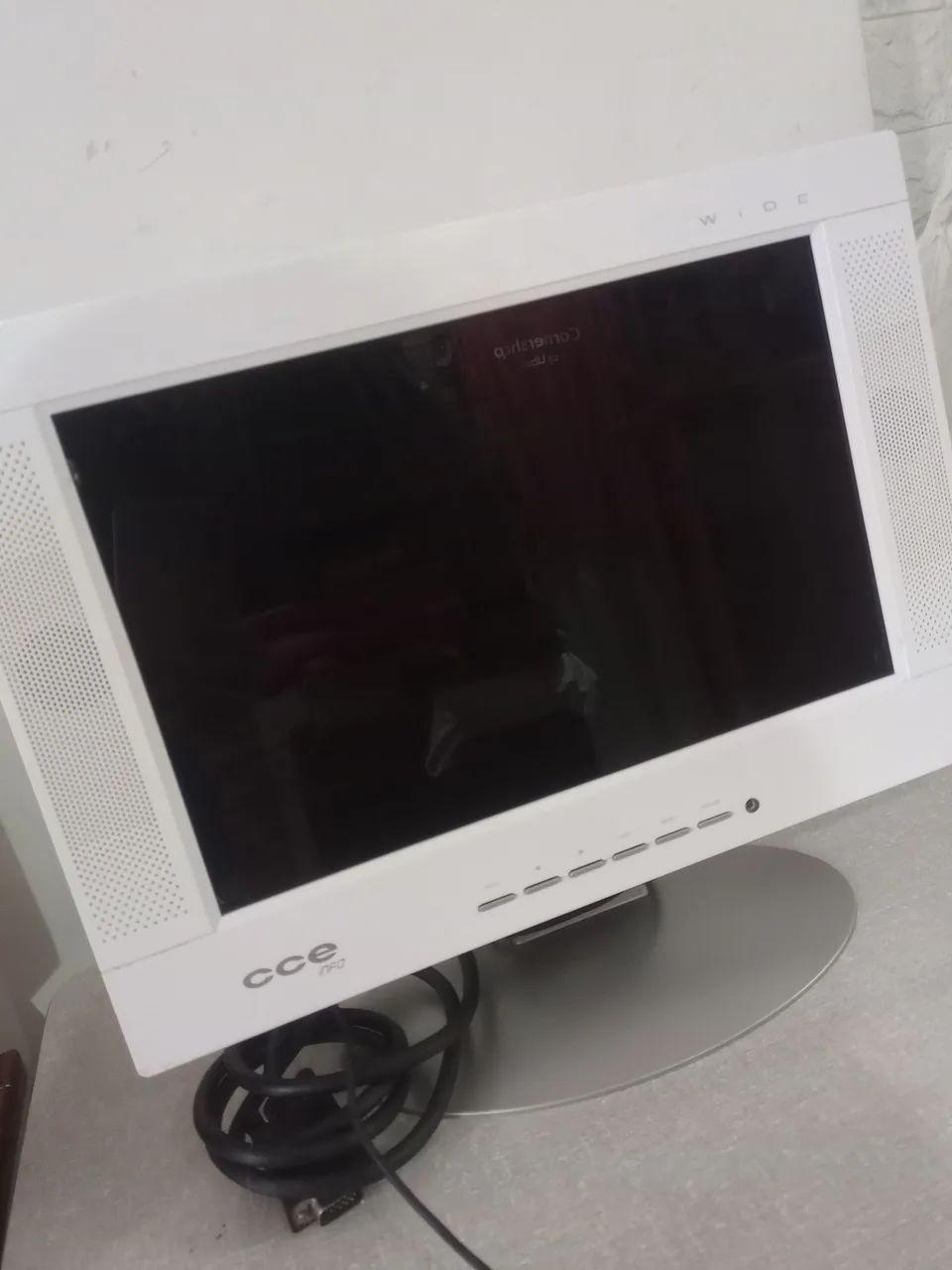 Monitor cce antigo funciona perfeitamente 14 polegadas.