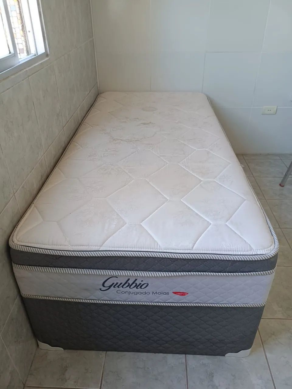 Cama de solteiro em molas Herval