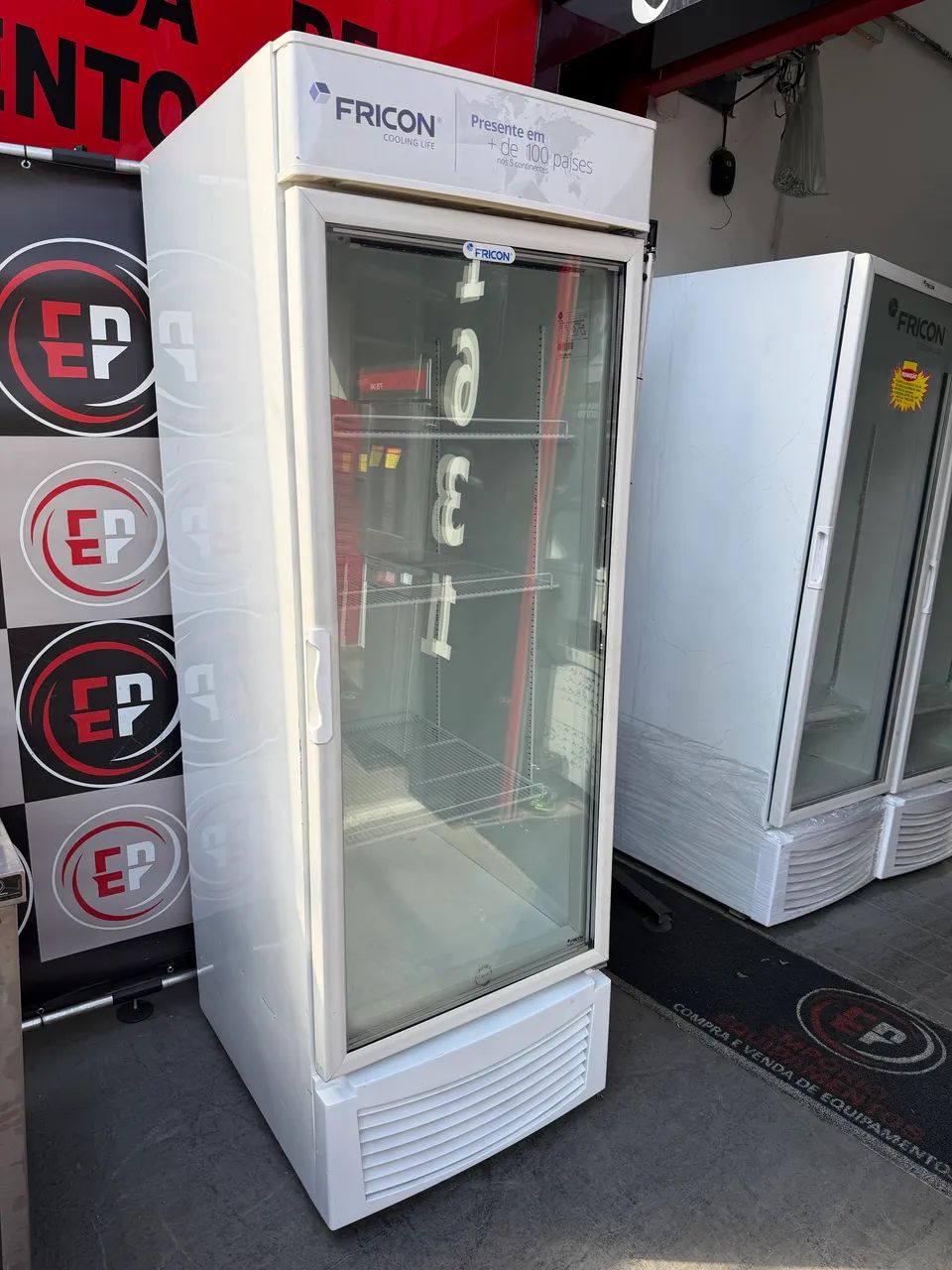 VENDO UM FREEZER EXPOSITOR VERTICAL FRICON  - Foto 2