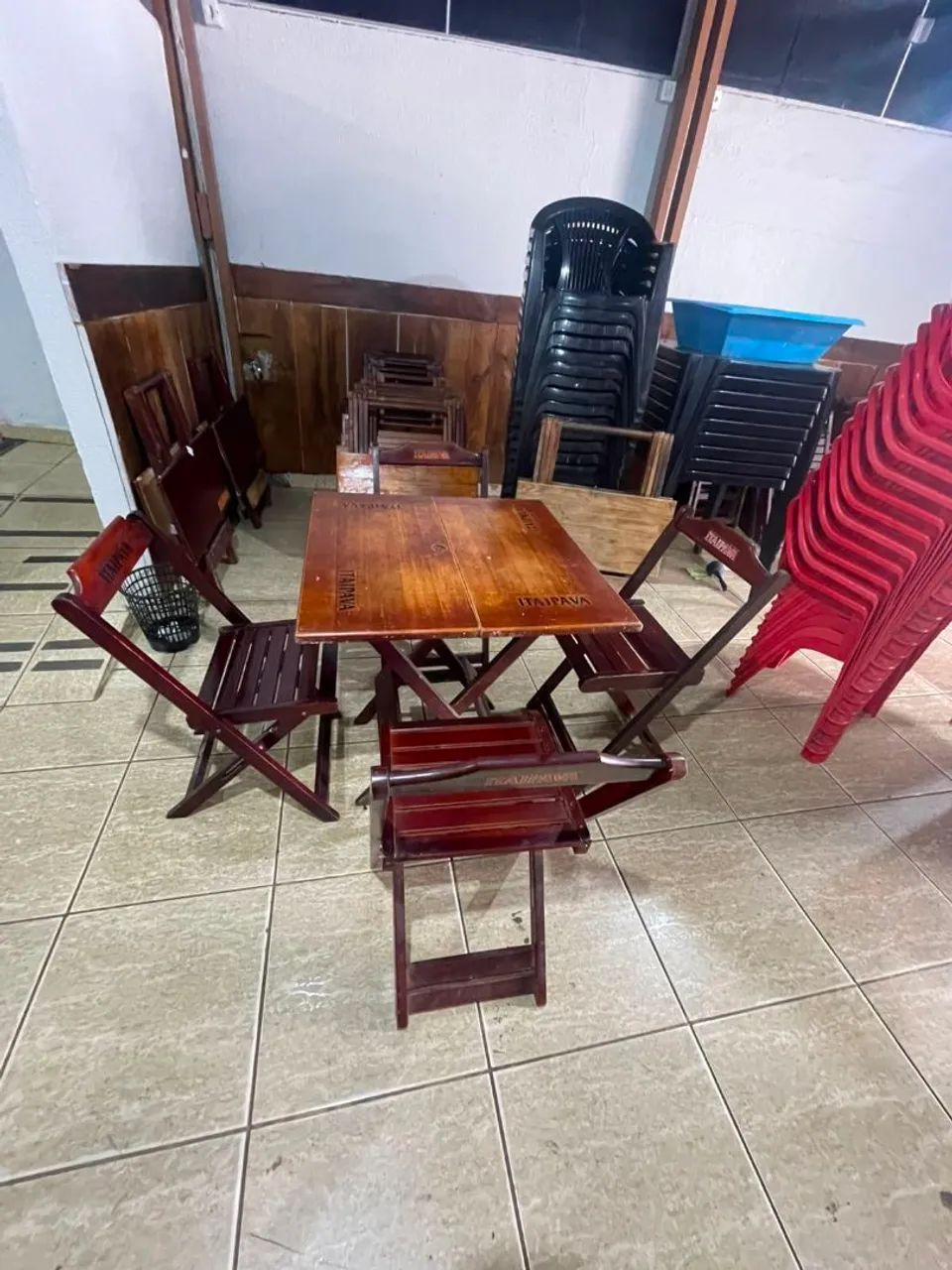 Jogo de mesa madeira 4 cadeiras 