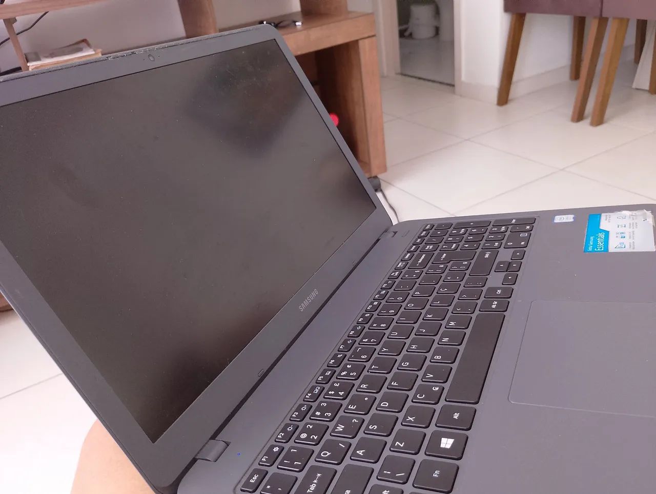 Notebook usado e trincado,