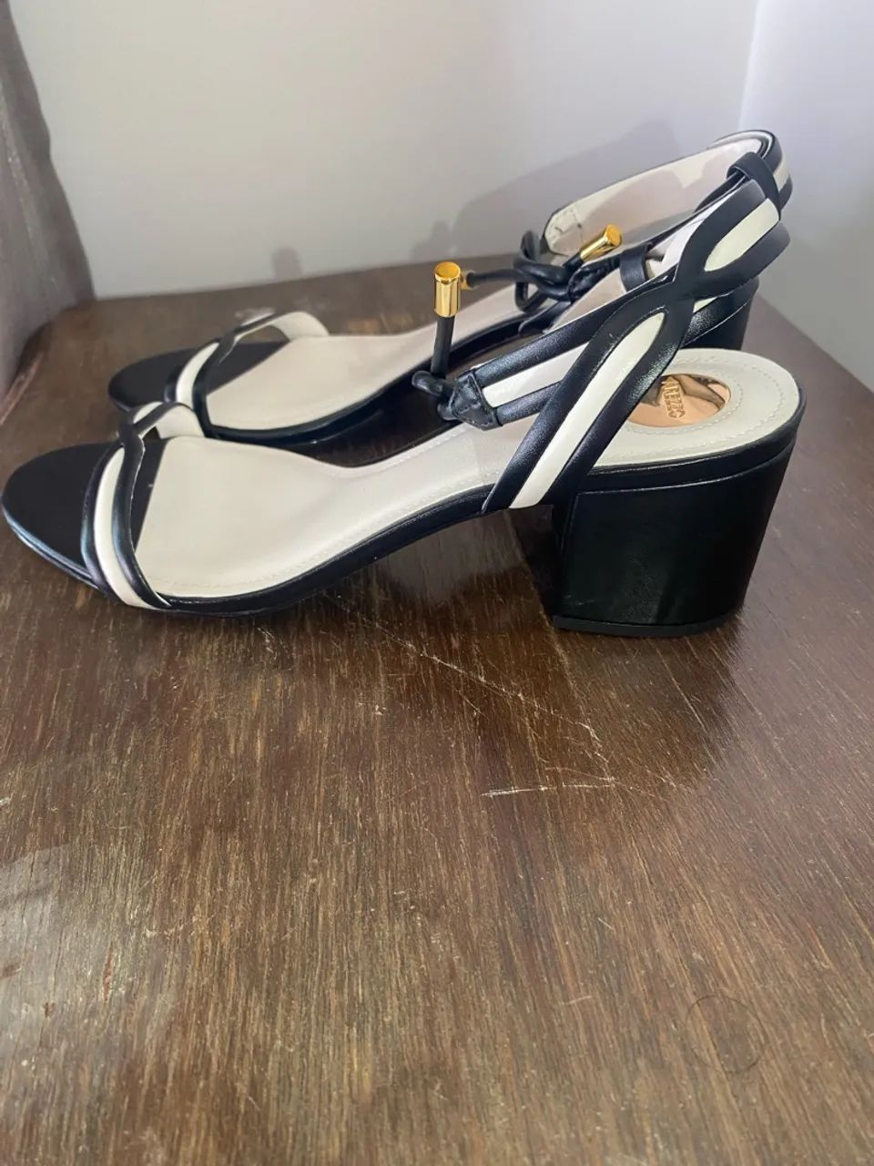 Sandália Arezzo preta e branca  - Foto 2