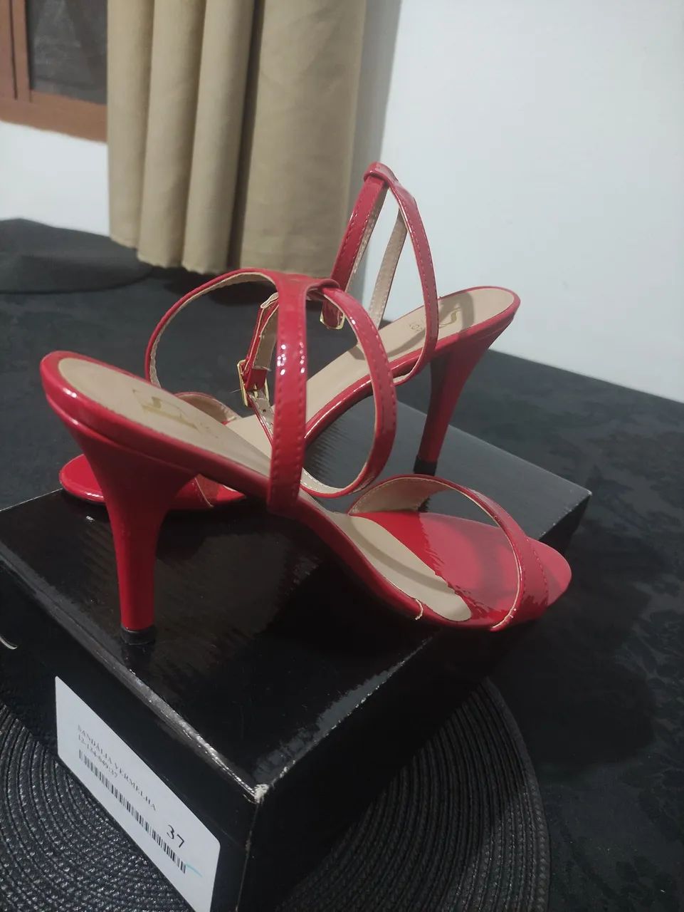 Salto vermelho 37
