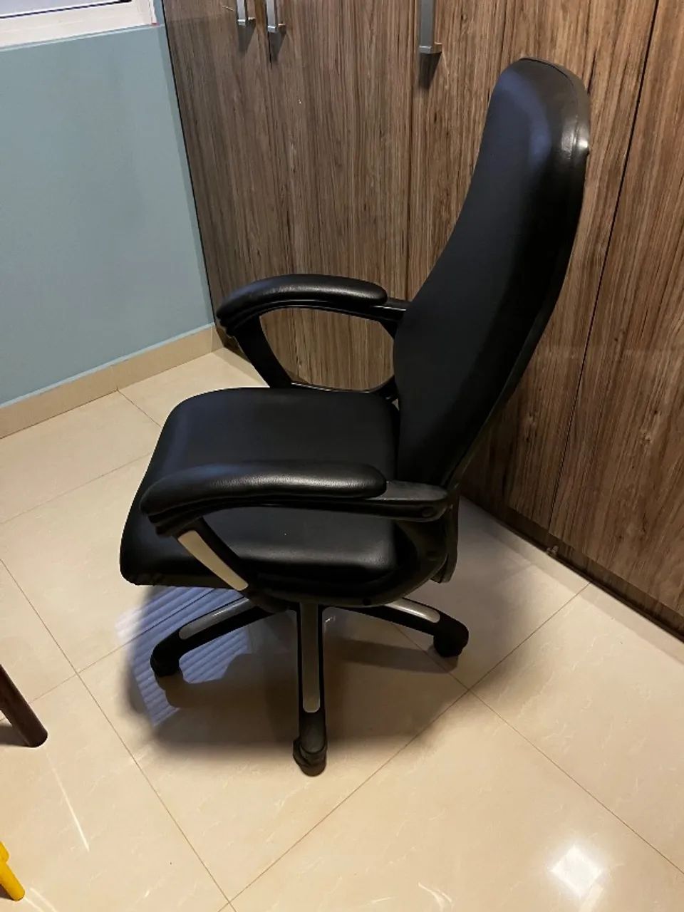 CADEIRA DE ESCRITÓRIO EXECUTIVA - CONFORTO E ESTADO IMPECÁVEL