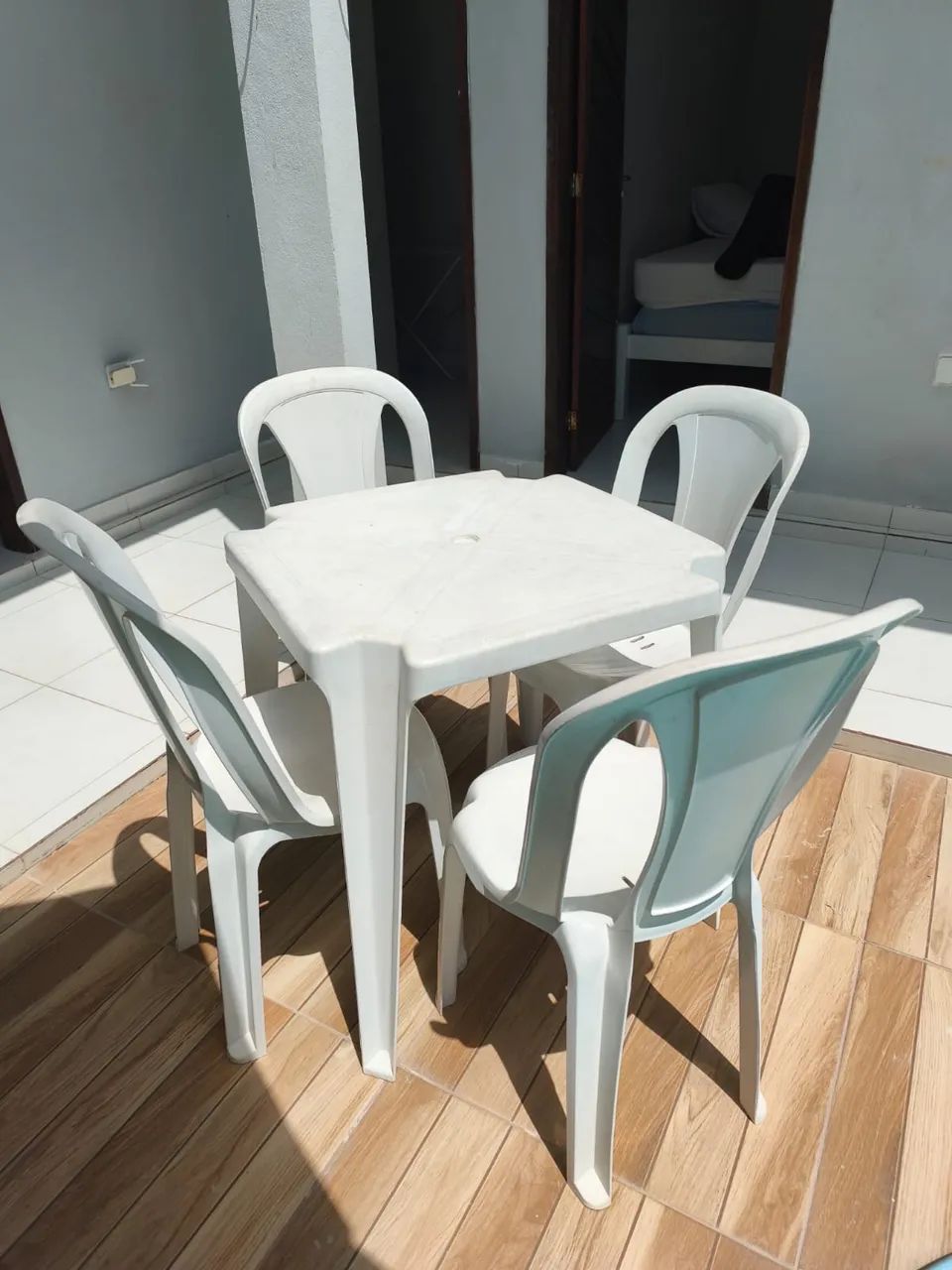 Kit cadeira e mesa de plásticos (16 cadeira e 4 mesas)