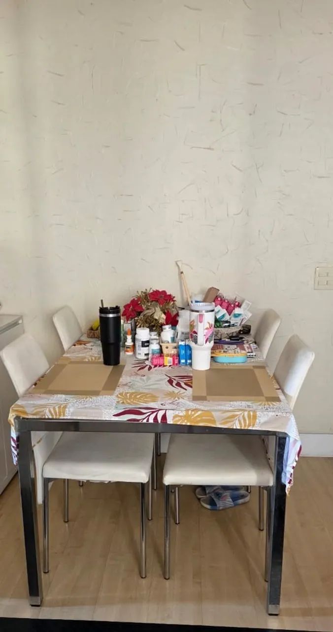 Mesa de jantar de vidro com 4 cadeiras