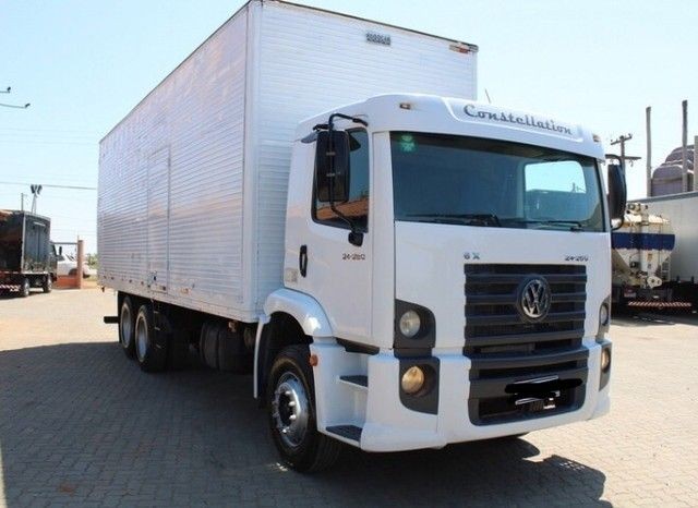 VW 24-250 6X2 BAÚ 8,50M BR - BR -