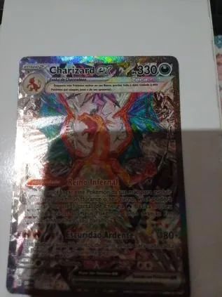 Carta Pokémon Charizard Ultra Raro Celebrações + Brindes em Promoção na  Americanas