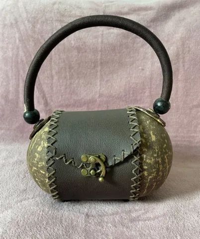 bolsa feita com casca de coco