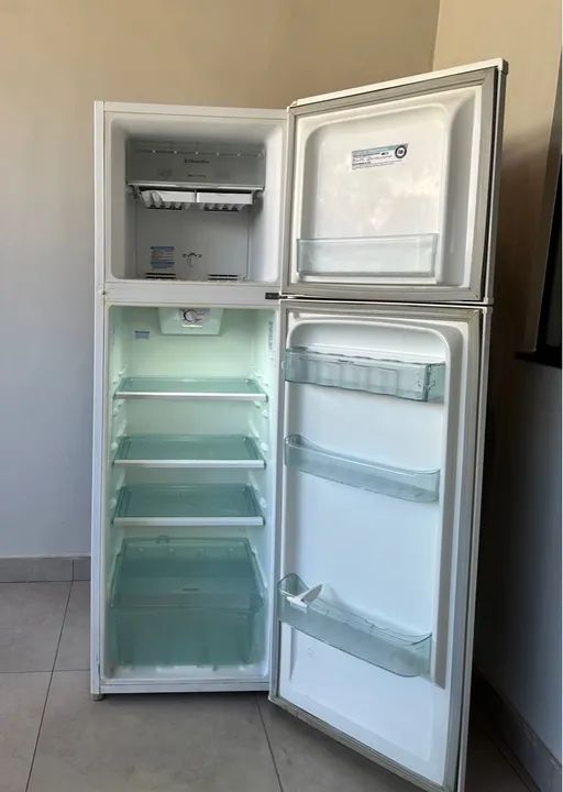 Geladeira Electrolux Frost Free DF34 está Conservada Geladeiras e