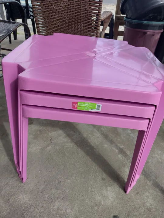 Mesa de plástico rosa infantil