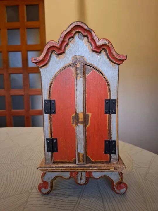Oratório artesanal típico mineiro no estilo barroco com portas que abrem a fecham - Foto 4
