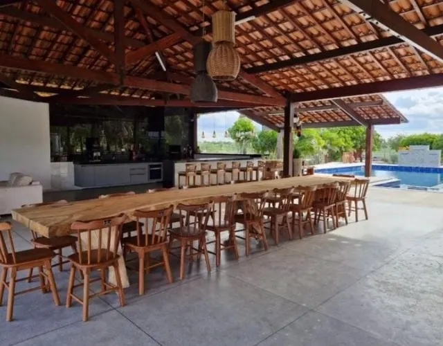 mesa em madeira nobre