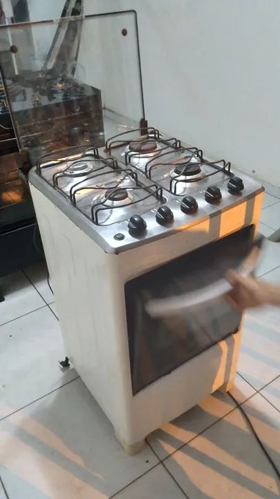 Fogão 4 Bocas com Forno nao e automático pelo fósforo ou esqueiro  - Foto 3