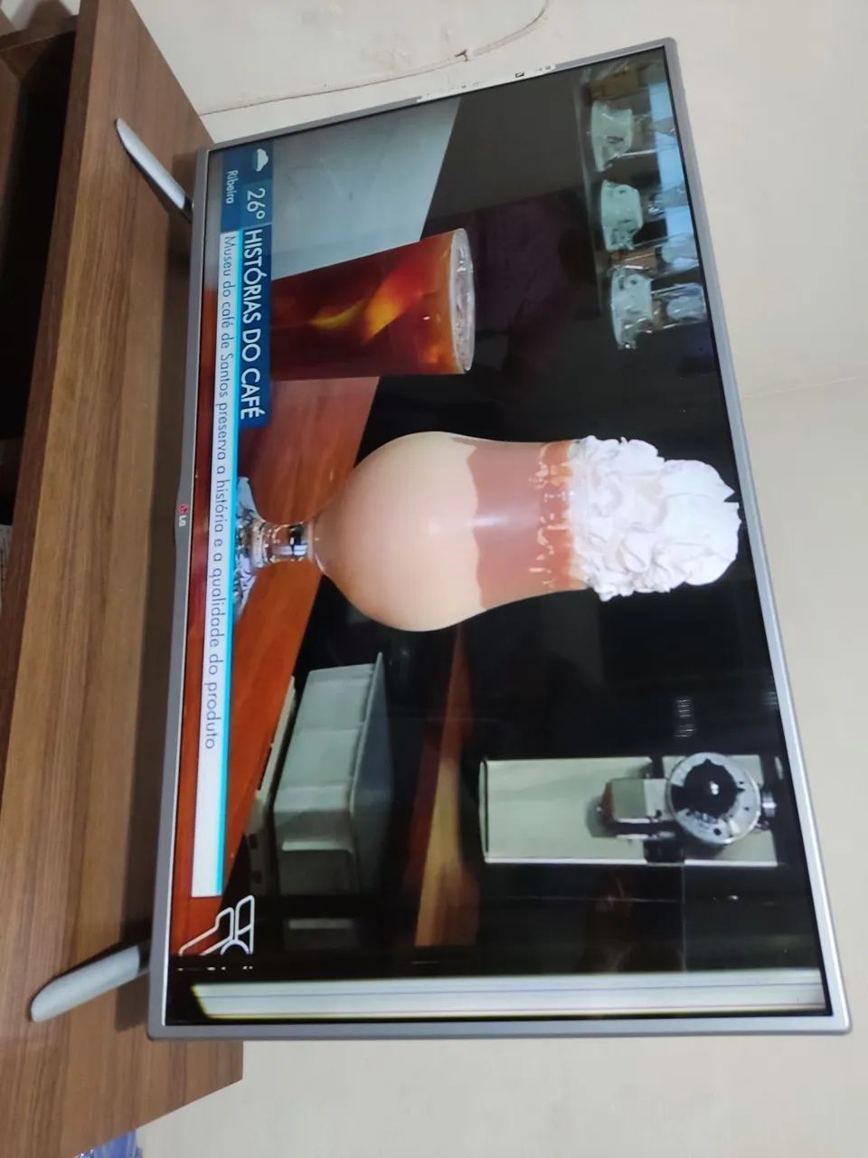 TV LG Smart 42 Polegadas, com listras no canto direito.