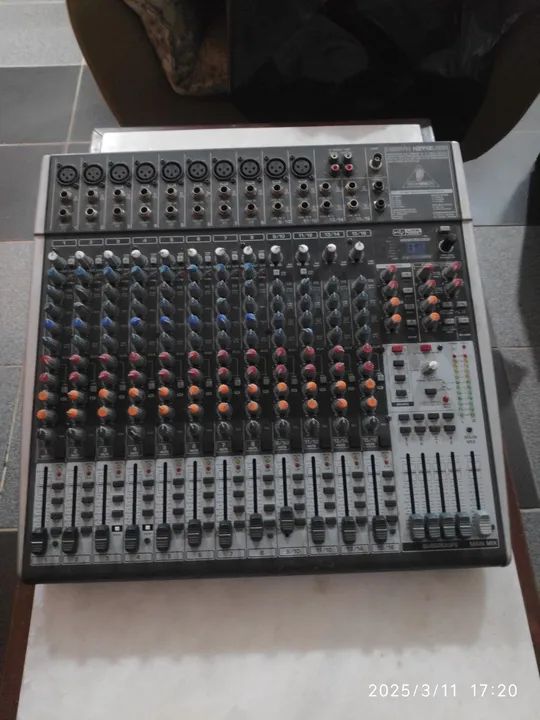 Mesa de Som Behringer xenyh x2442 usb